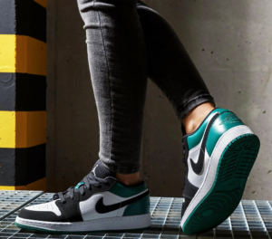 Alternative view of Giày Nike Air Jordan 1 Low GS 'Mystic Green' 553560-113