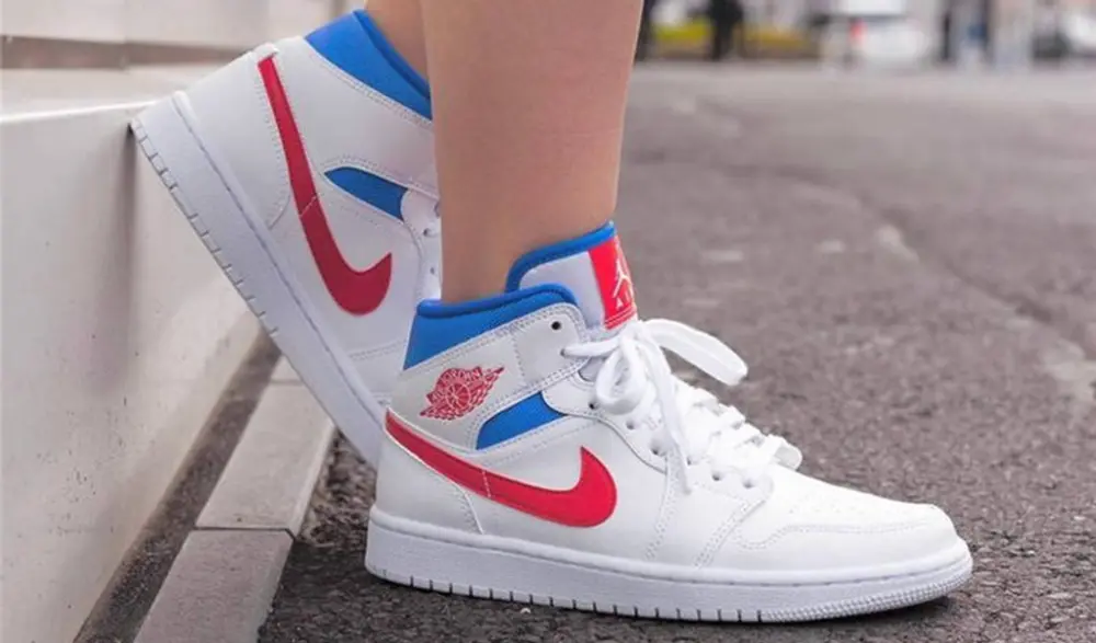 Alternative view of Giày Nike Air Jordan 1 Mid "White Red Royal" BQ6472-164