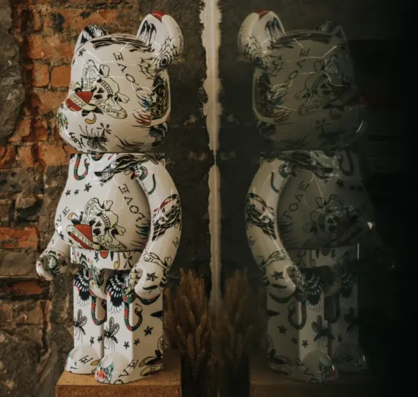 Alternative view of Mô Hình Bearbrick Ed Hardy White