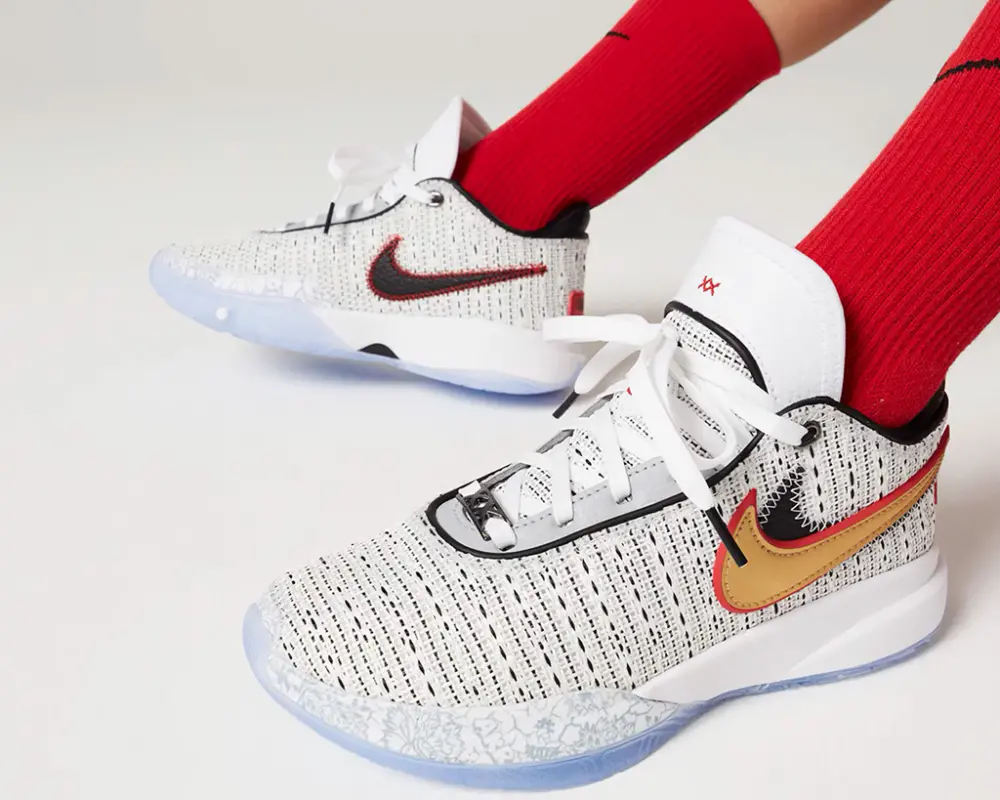 Alternative view of Giày Nike LeBron 20 GS 'The Debut' DQ8651-100