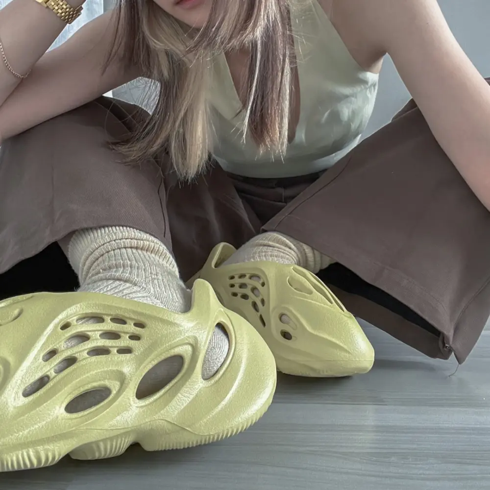 Giày Adidas Yeezy Foam RNNR Sulfur GV6775 - Ảnh 7