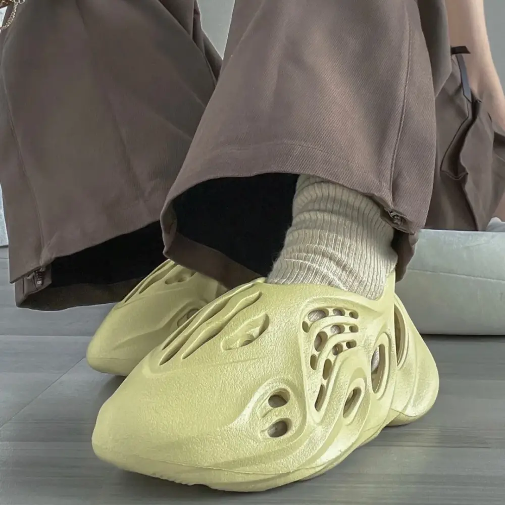 Giày Adidas Yeezy Foam RNNR Sulfur GV6775 - Ảnh 8