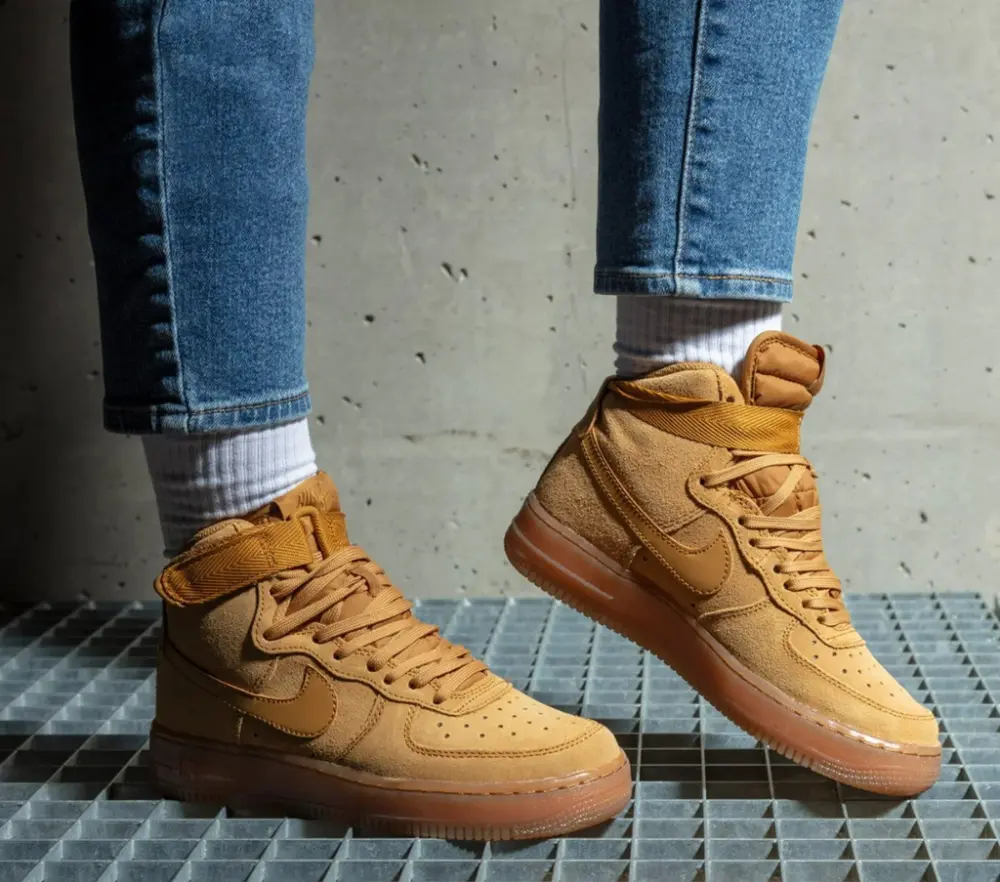Alternative view of Giày Nike Air Force 1 High LV8 3 GS 'Wheat' CK0262-700