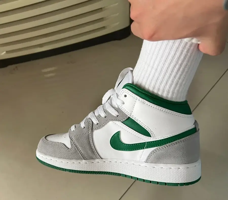 Alternative view of Giày Nike Air Jordan 1 Mid Light Smoke Grey Pine Green DC7248-103