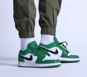 Alternative view of Giày Nike Air Jordan 1 Low GS 'Pine Green' 553560-301