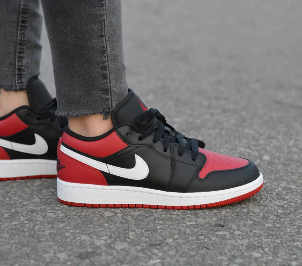 Alternative view of Giày Nike Air Jordan 1 Low GS 'Alternate Bred Toe' 553560-066