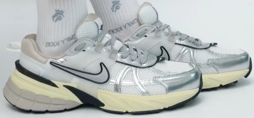 Alternative view of Giày Nike V2K Run ‘Summit White Metallic Silver’ FD0736-100