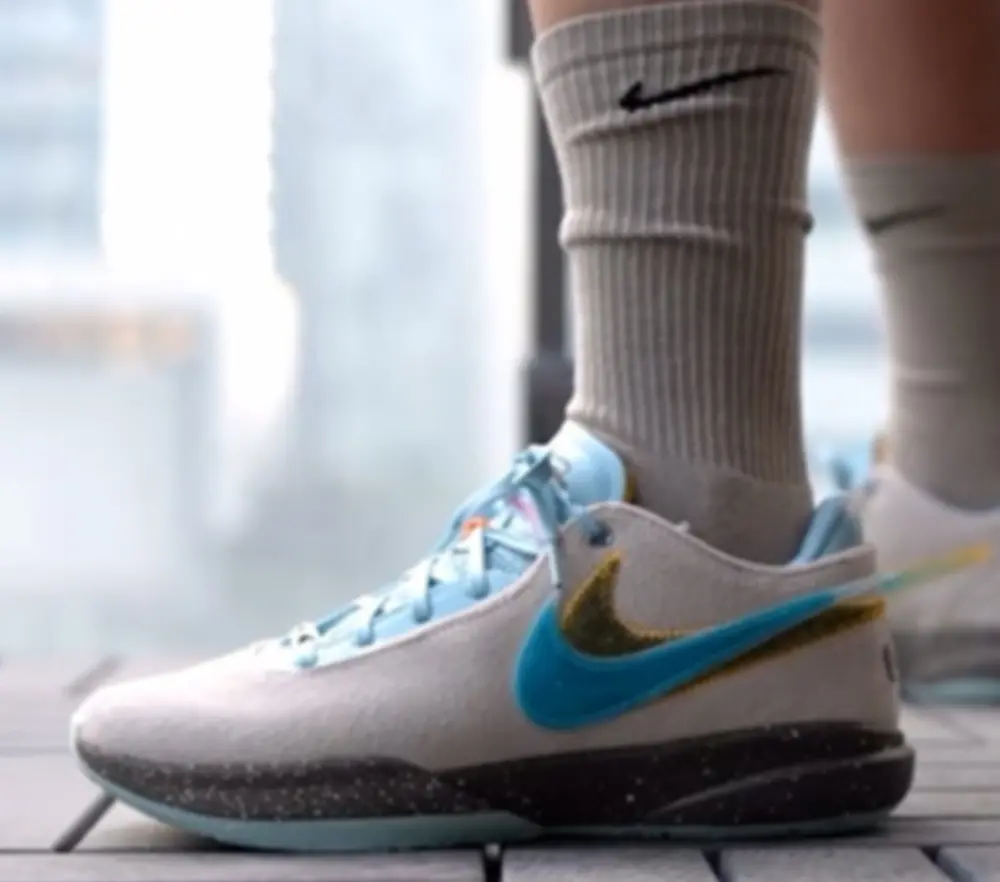 Alternative view of Giày Nike LeBron 20 x UNKNWN ‘Guava Ice’ DV9090-801