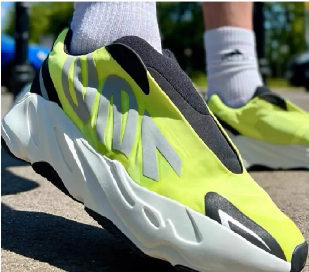 Giày Adidas Yeezy Boost 700 MNVN Laceless 'Phosphor' GY2055 - Ảnh 4