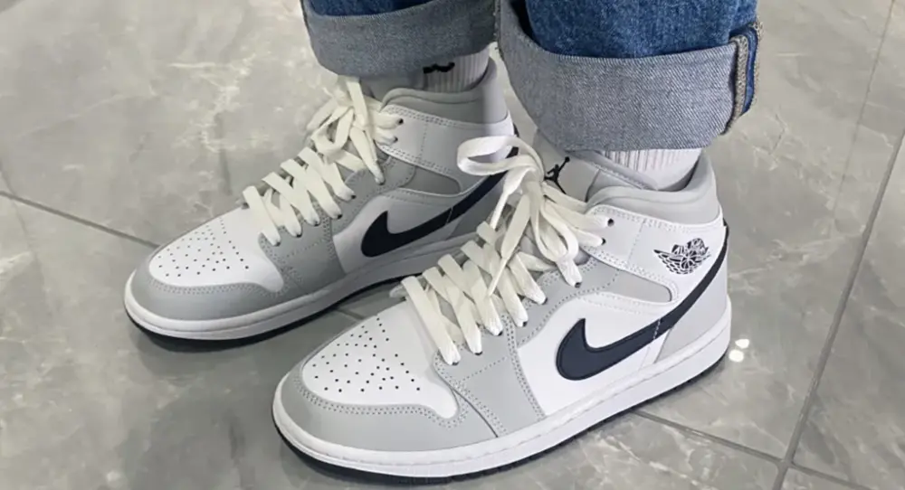 Giày Nike Wmns Air Jordan 1 Mid 'Light Smoke Grey' BQ6472-015 - Ảnh 3