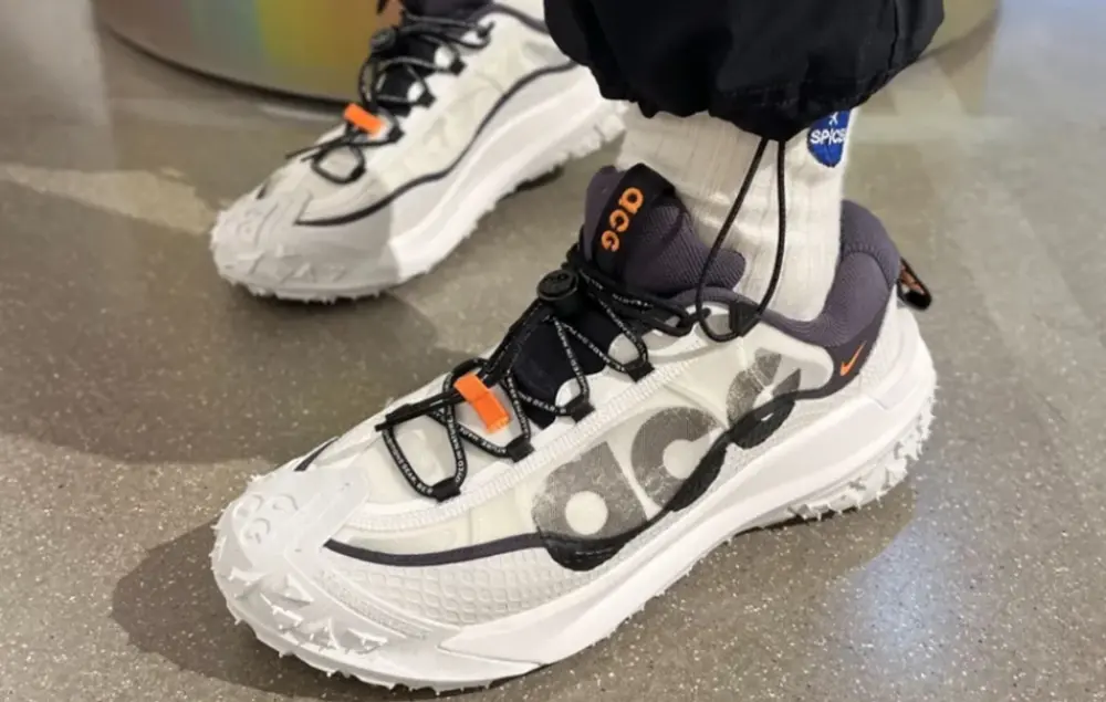 Alternative view of Giày Nike ACG Mountain Fly 2 'White Bright Mandarin' DV7903-001