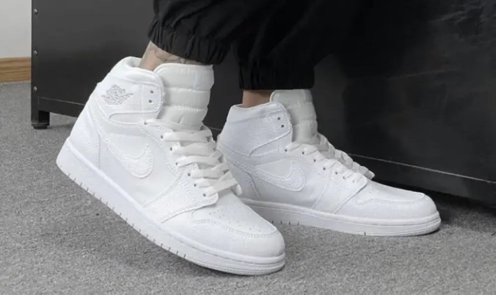 Alternative view of Giày Nike Air Jordan 1 Mid Triple White 554724-130