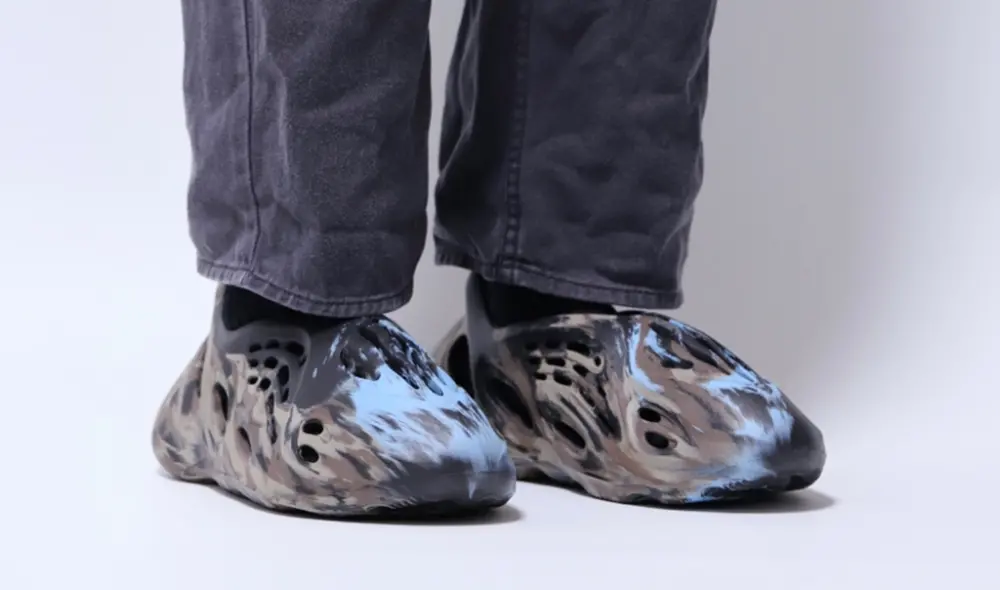 Alternative view of Giày Adidas Yeezy Foam Runner 'MX Cinder' ID4126