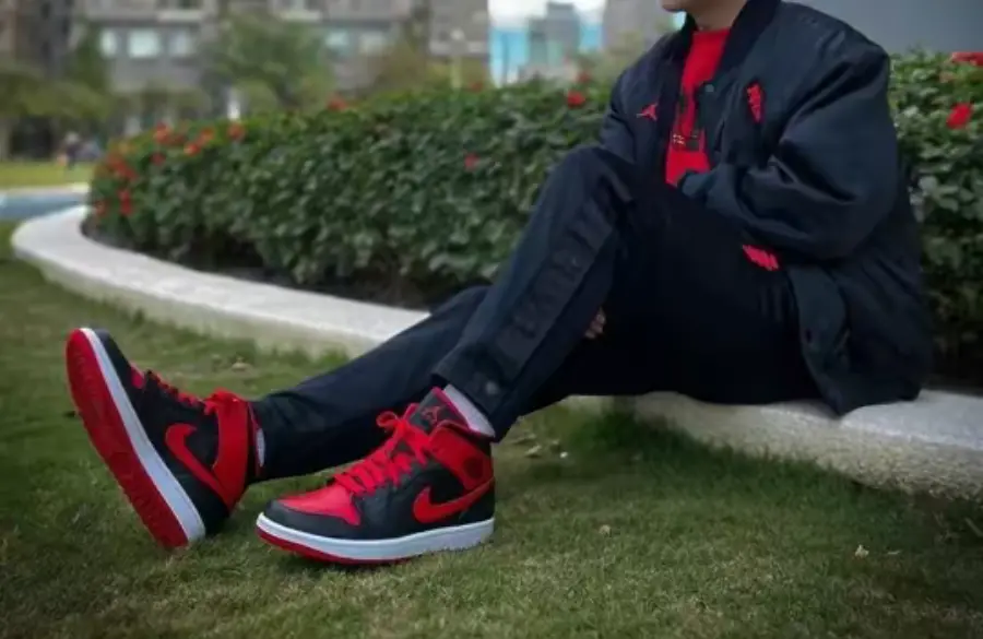 Giày Nike Air Jordan 1 Mid 'Alternate Bred' DQ8426-060 - Ảnh 3