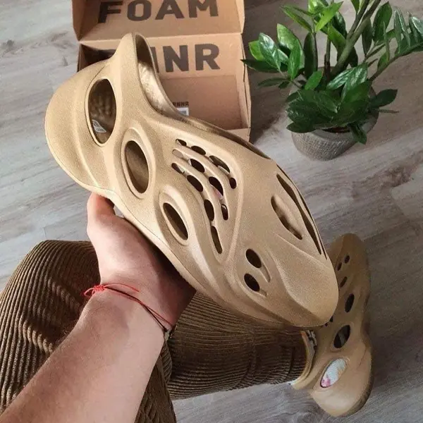 Alternative view of Giày Adidas Yeezy Foam Runner 'Clay Taupe' GV6842