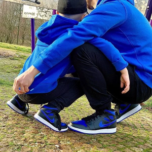 Alternative view of Giày Nike Air Jordan 1 Mid 'Black Hyper Royal' 554724-068