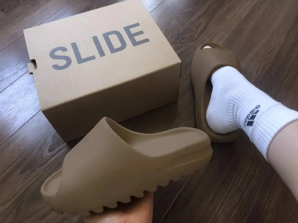 Alternative view of Dép Adidas Yeezy Slides 'Earth Brown' FV8425