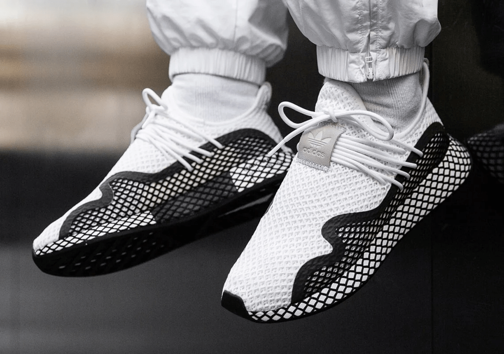 deerupt black white