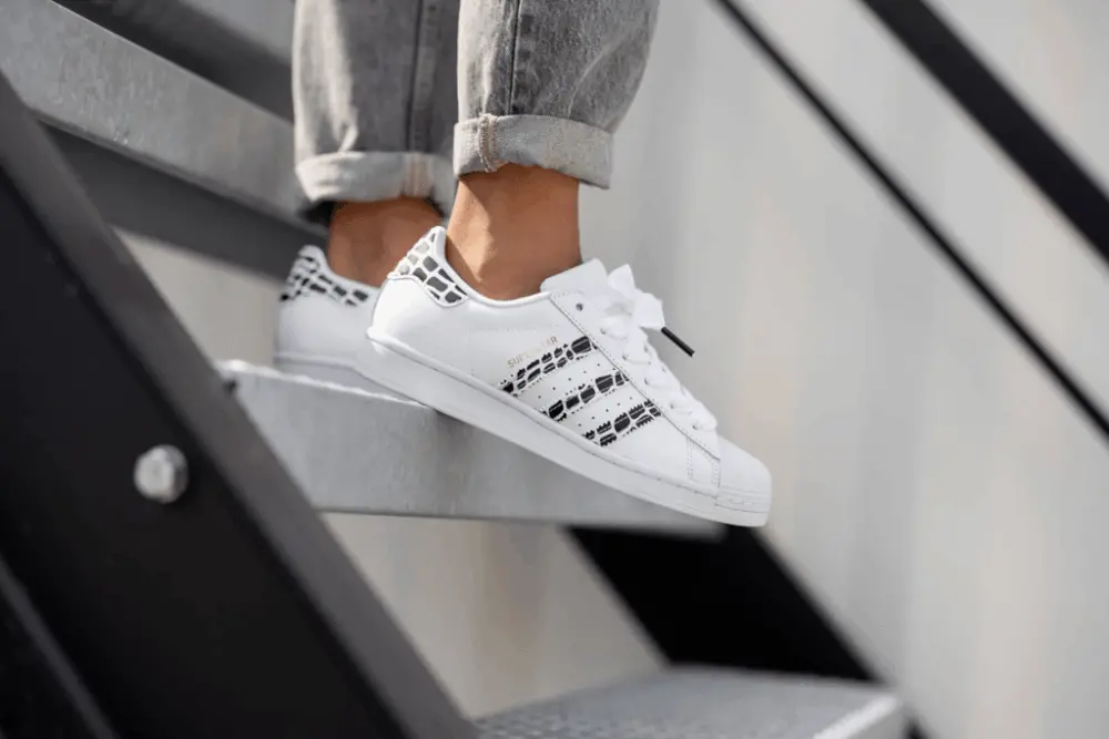 Alternative view of Giày Adidas Wmns Superstar 'Animal Print' FV3452