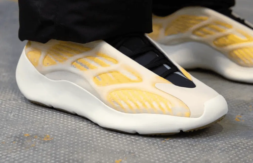 Alternative view of Giày Adidas Yeezy 700 V3 Mono Safflower HP5425