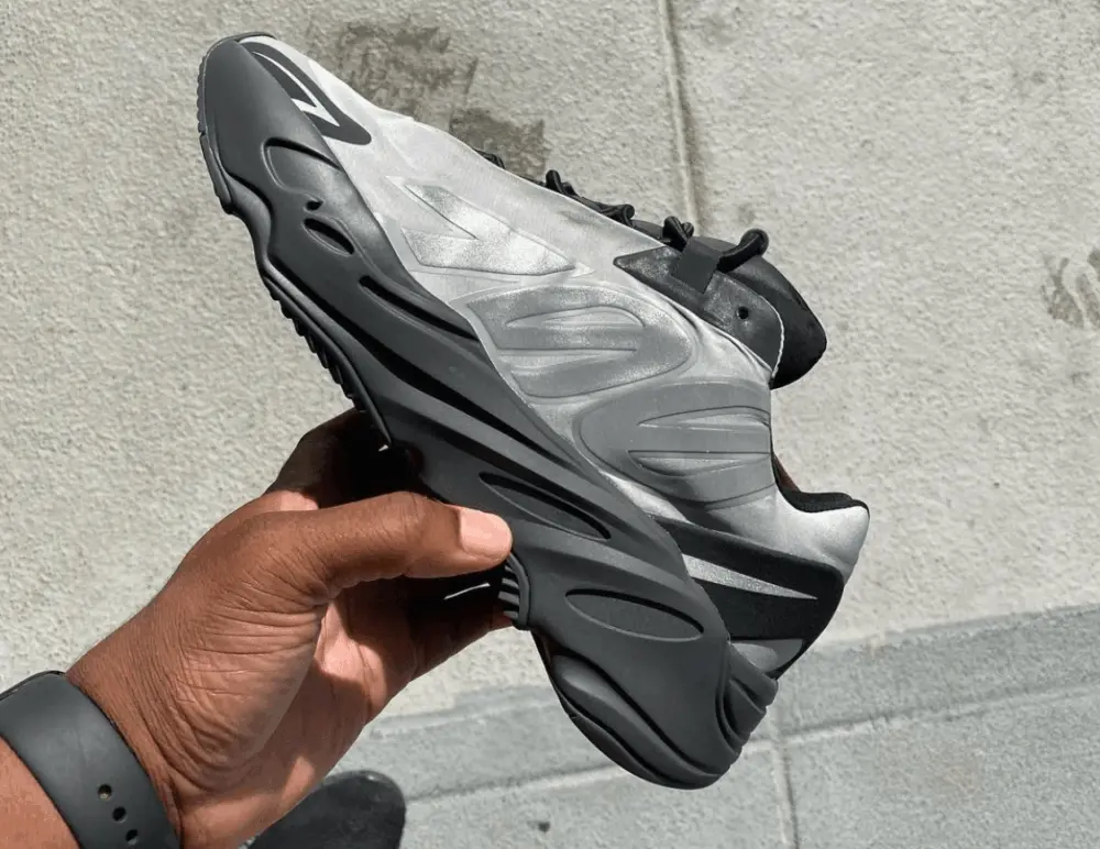 Giày Adidas Yeezy Boost 700 MNVN Metallic GW9524 - Ảnh 3