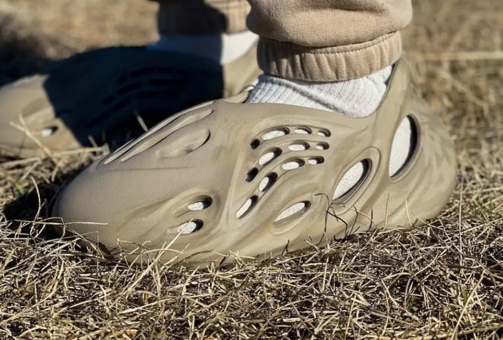 Alternative view of Dép Adidas Yeezy Foam Runner Stone Sage GX4472