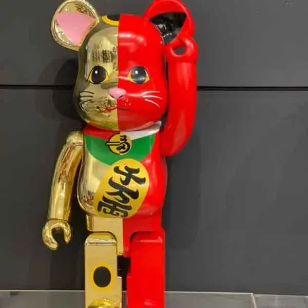 Alternative view of Mô Hình Bearbrick Maneki Neko Gold Red