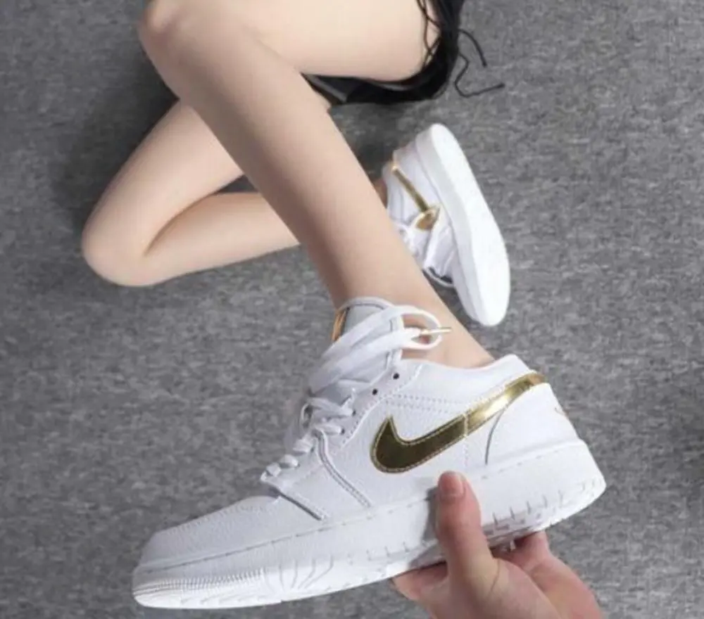 Alternative view of Giày Nike Air Jordan 1 Low 'White Metallic Gold' CZ4776-100