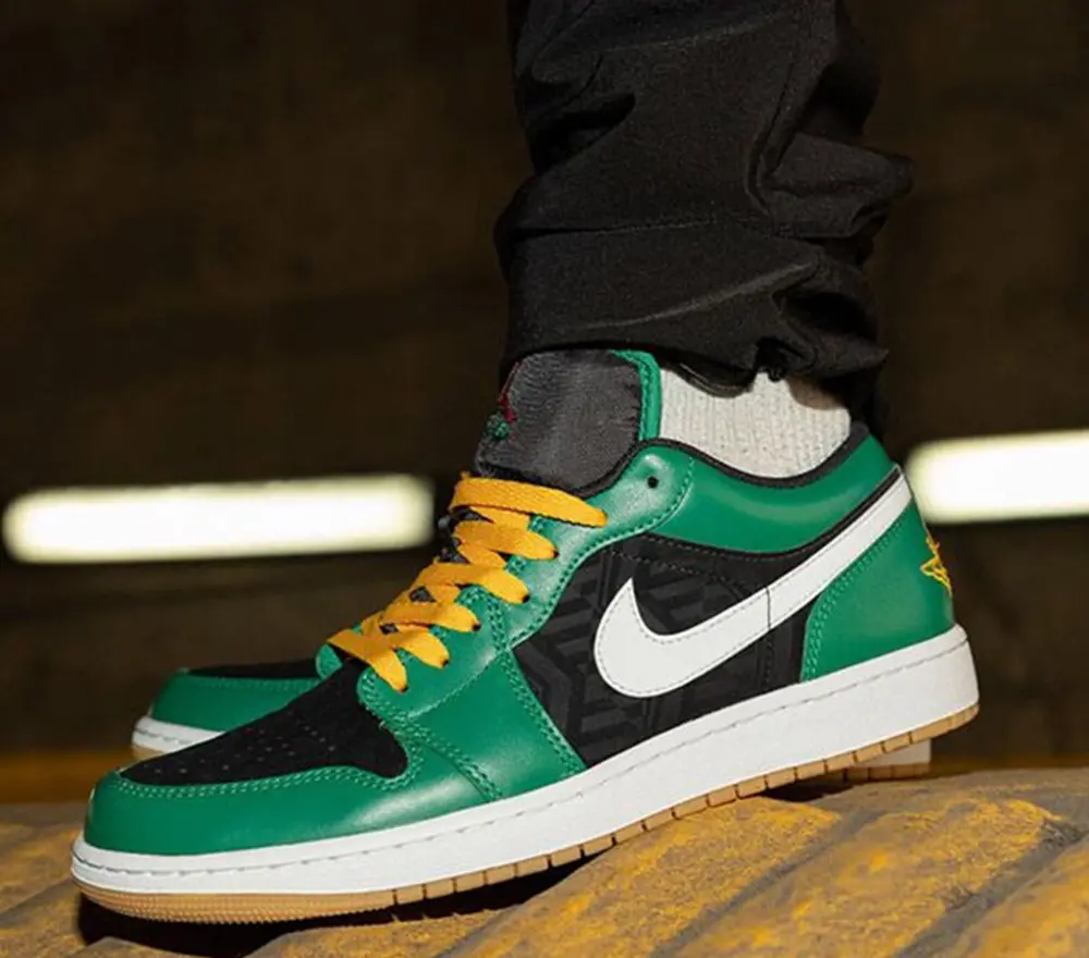 Alternative view of Giày Nike Air Jordan 1 Low SE 'Holiday Special' DQ8422-300