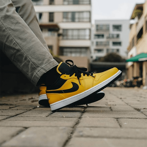 Giày Nike Air Jordan 1 Low GS 'University Gold Black' 553560-700 - Ảnh 2