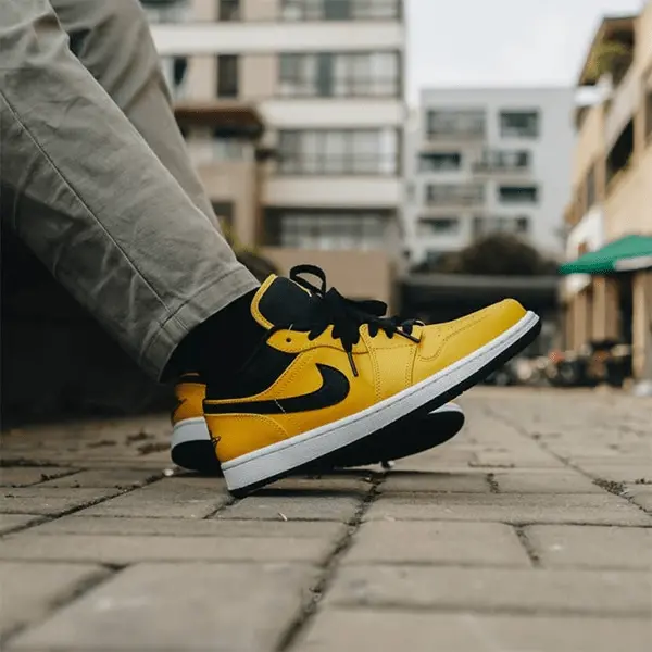 Alternative view of Giày Nike Air Jordan 1 Low GS 'University Gold Black' 553560-700