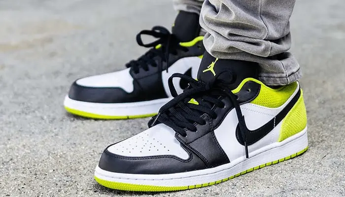 Alternative view of Giày Nike Air Jordan 1 Low SE GS 'Black Cyber' CT1564-003