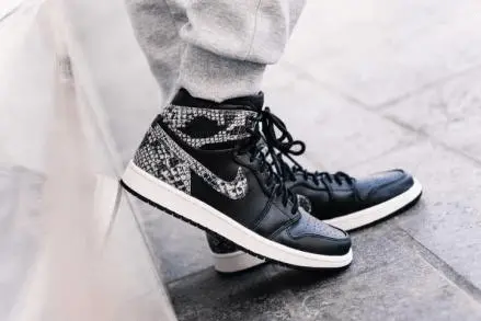 Alternative view of Giày Nike Wmns Air Jordan 1 Retro High Premium 'Snakeskin'