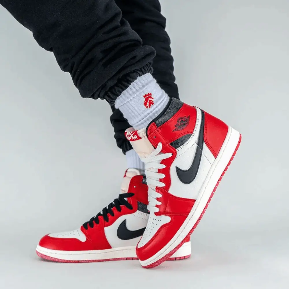Alternative view of Giày Nike Air Jordan 1 Retro High OG 'Chicago Lost and Found' FD1437-612