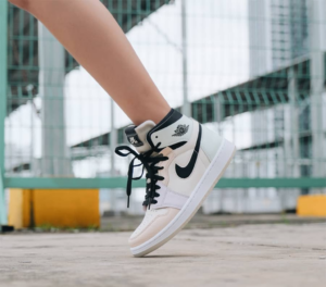 Alternative view of Giày Nike Wmns Air Jordan 1 High Zoom Comfort 'Easter' CT0979-101