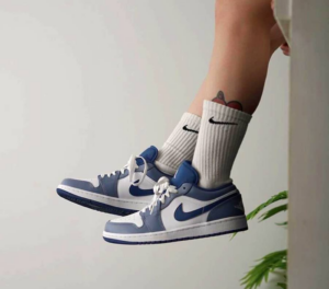 Alternative view of Giày Nike Air Jordan 1 Low GS 'Ashen Slate' 553560-414