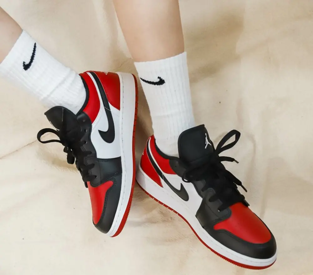 Alternative view of Giày Nike Air Jordan 1 Low 'Bred Toe' 553558-612
