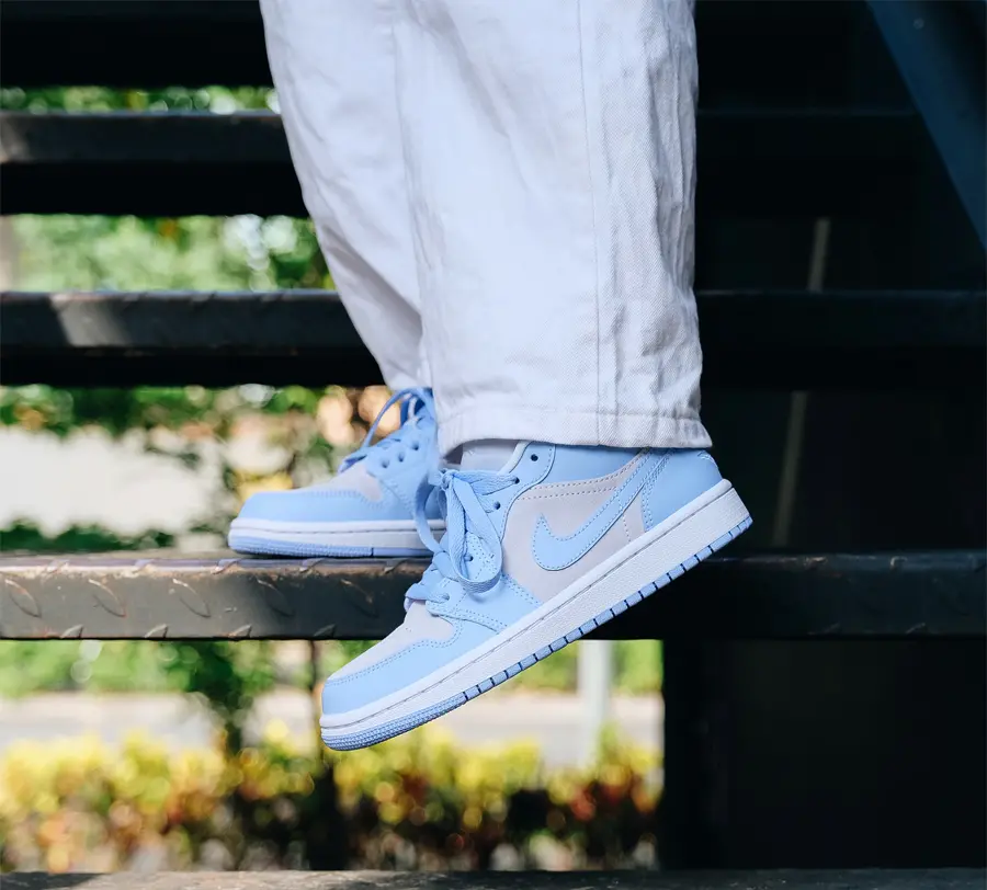 Alternative view of Giày Nike Air Jordan 1 Low 'University Blue' DC0774-050