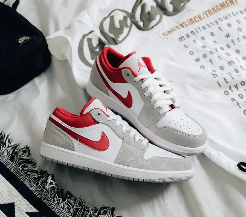 Alternative view of Giày Nike Air Jordan 1 Low GS 'Light Smoke Red' DM0589-016