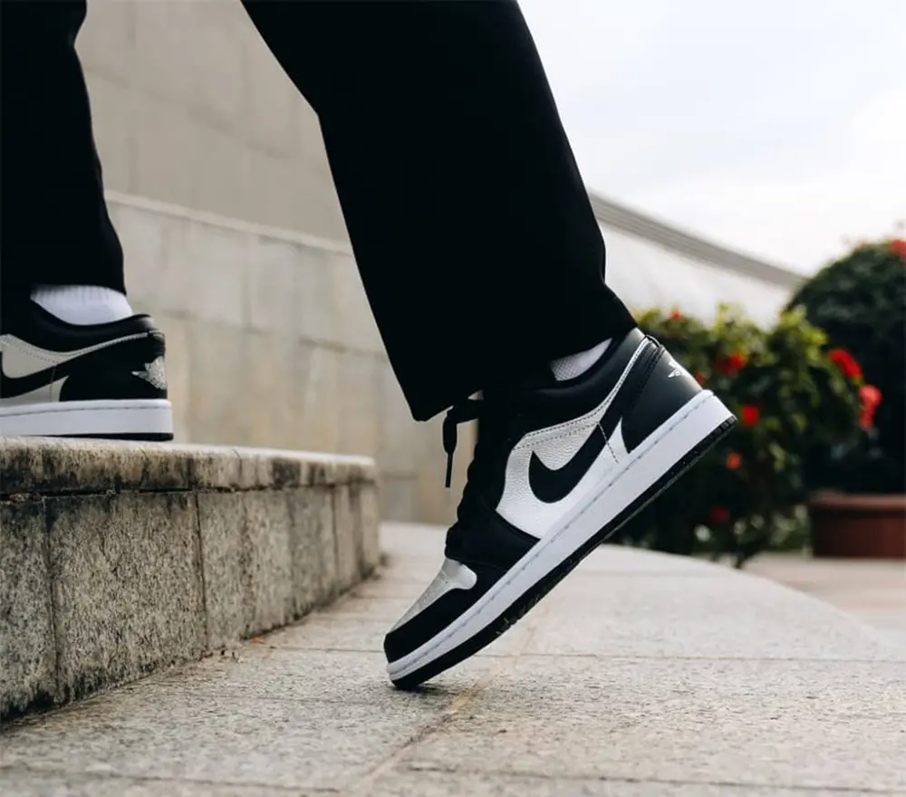 Alternative view of Giày Nike Air Jordan 1 Low SE 'Black Metallic Silver' DA5551-001