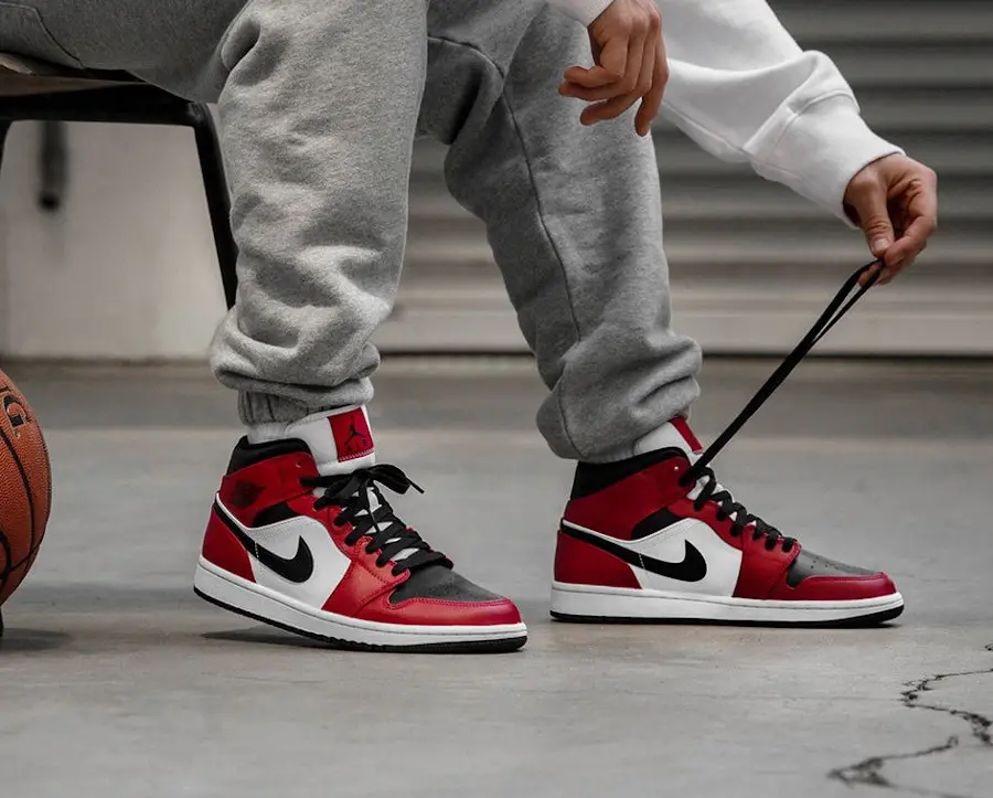Giày Nike Air Jordan 1 Mid Chicago 'Black Toe' 554724-069 - Ảnh 3