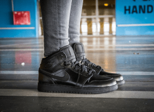 Alternative view of Giày Nike Air Jordan 1 Retro Mid Black 554725-030