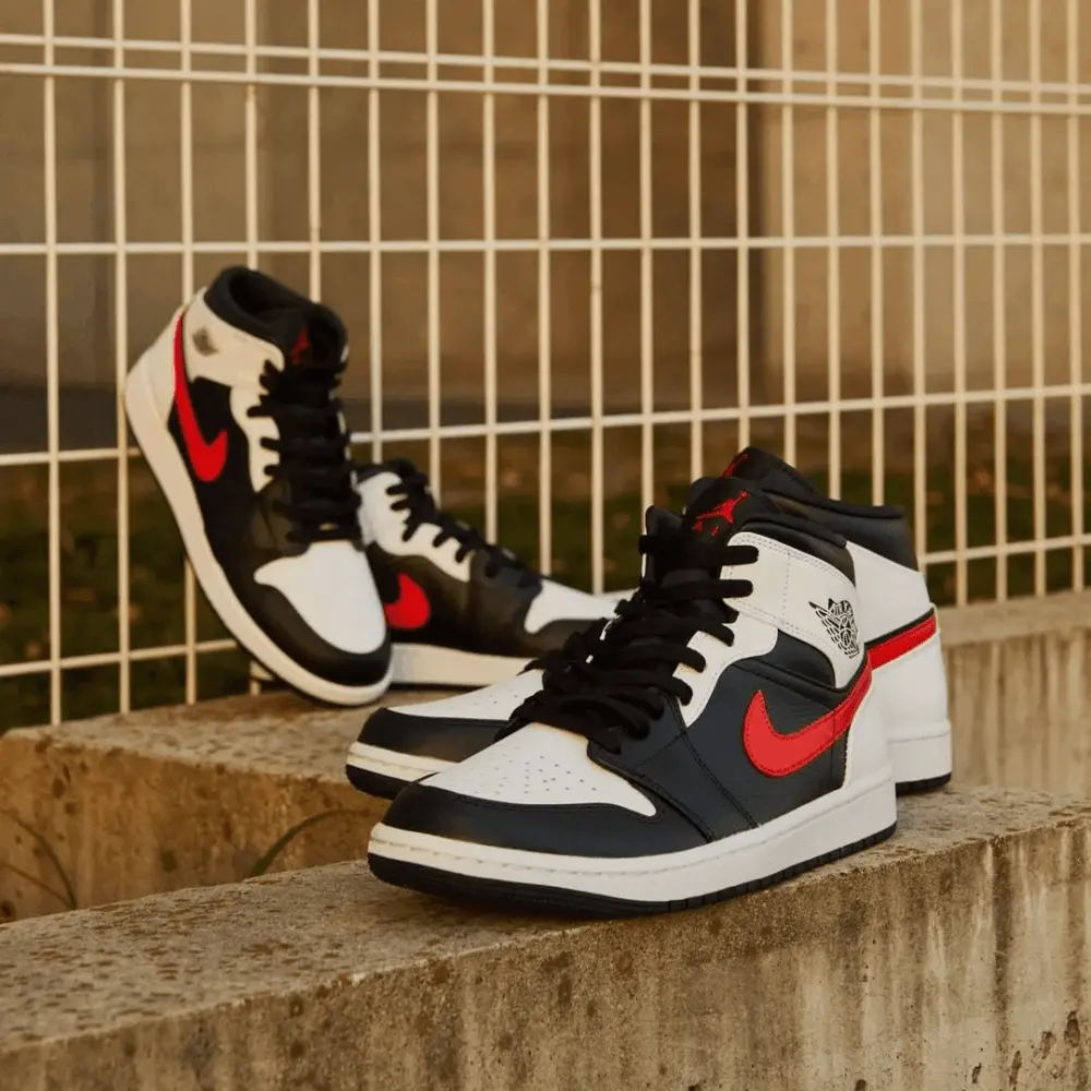 Alternative view of Giày Nike Air Jordan 1 Mid GS 'Chile Red' 554725-075