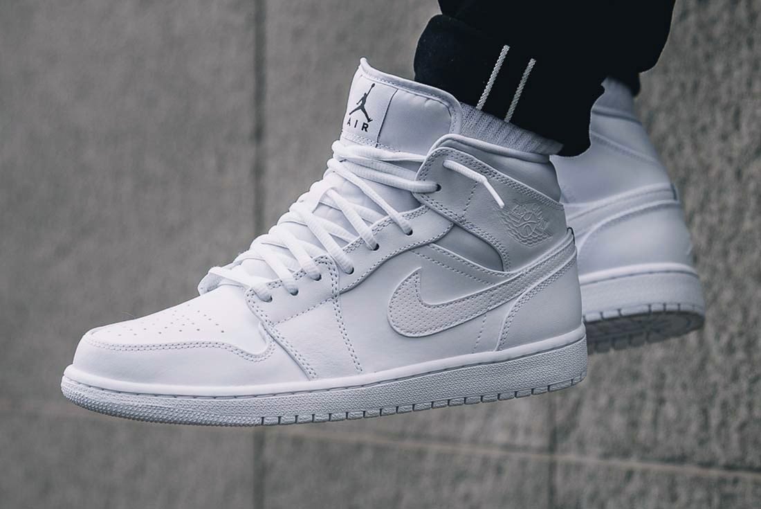 Giày Nike Air Jordan 1 Mid Triple White (2020) 554724-109 - Ảnh 2