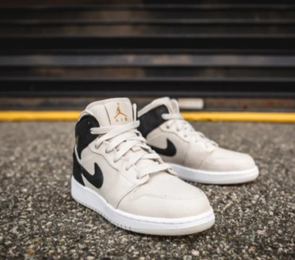 Giày Nike Air Jordan 1 Retro Mid GS 'Light Bone' 554725-023 - Ảnh 4