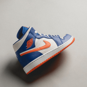 Alternative view of Giày Nike Air Jordan 1 Mid 'Knicks' FD1029-400