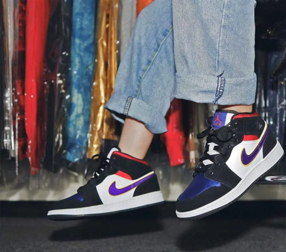 Alternative view of Giày Nike Air Jordan 1 Mid SE GS 'Rivals' BQ6931-005
