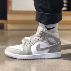 Alternative view of Giày Nike Air Jordan 1 Mid 'Linen' 554724-082