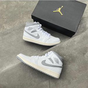 Alternative view of Giày Nike Air Jordan 1 'Mid White Stealth' 554724-135