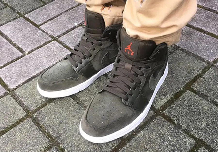 Alternative view of Giày Nike Air Jordan 1 Retro Mid Sequoia 554724-302